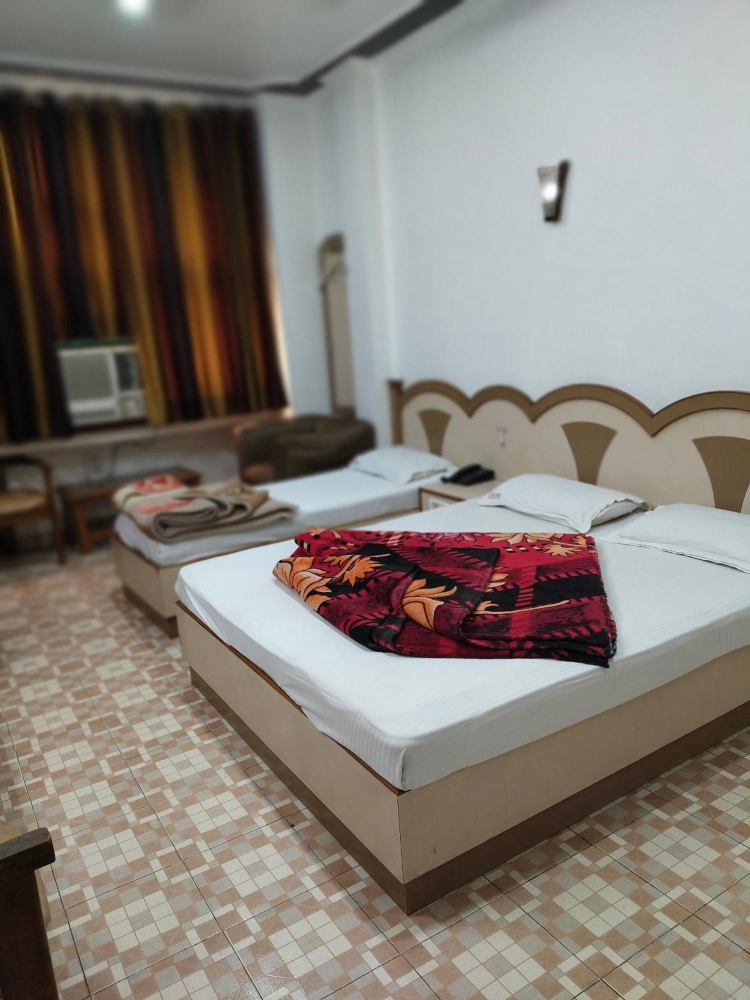 Hotel Yatri International Neu-Delhi Zimmer foto