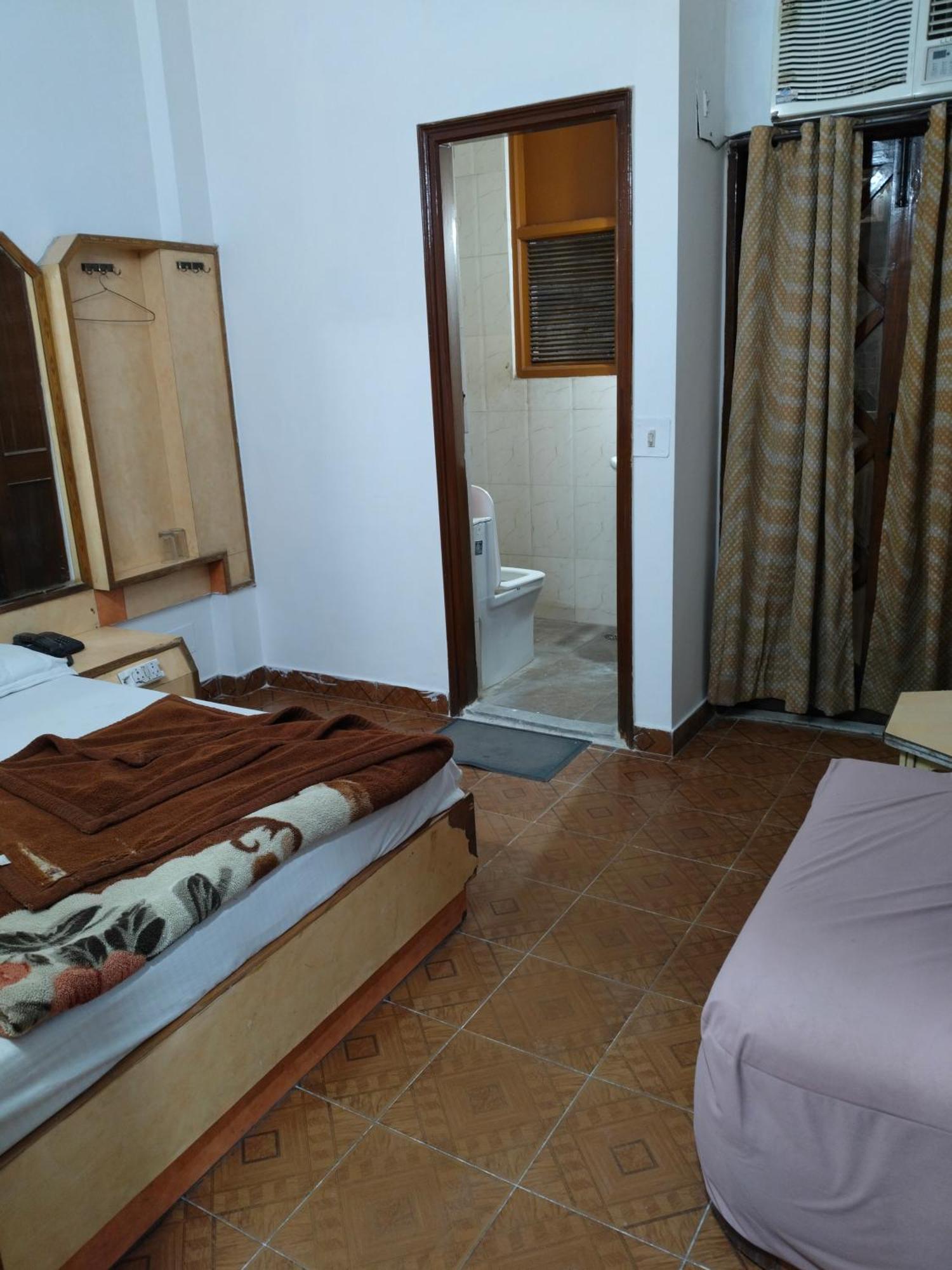 Hotel Yatri International Neu-Delhi Zimmer foto