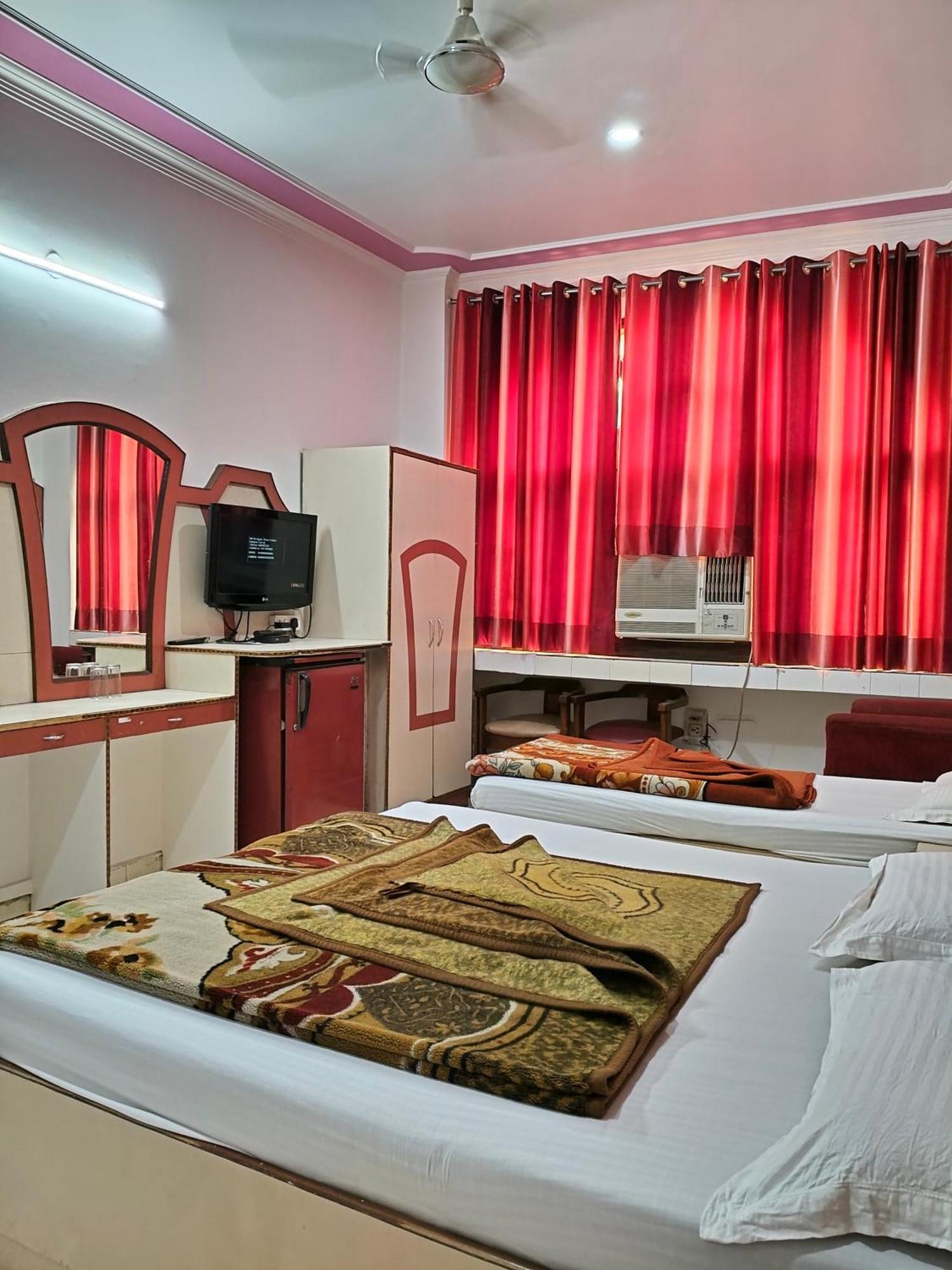Hotel Yatri International Neu-Delhi Zimmer foto