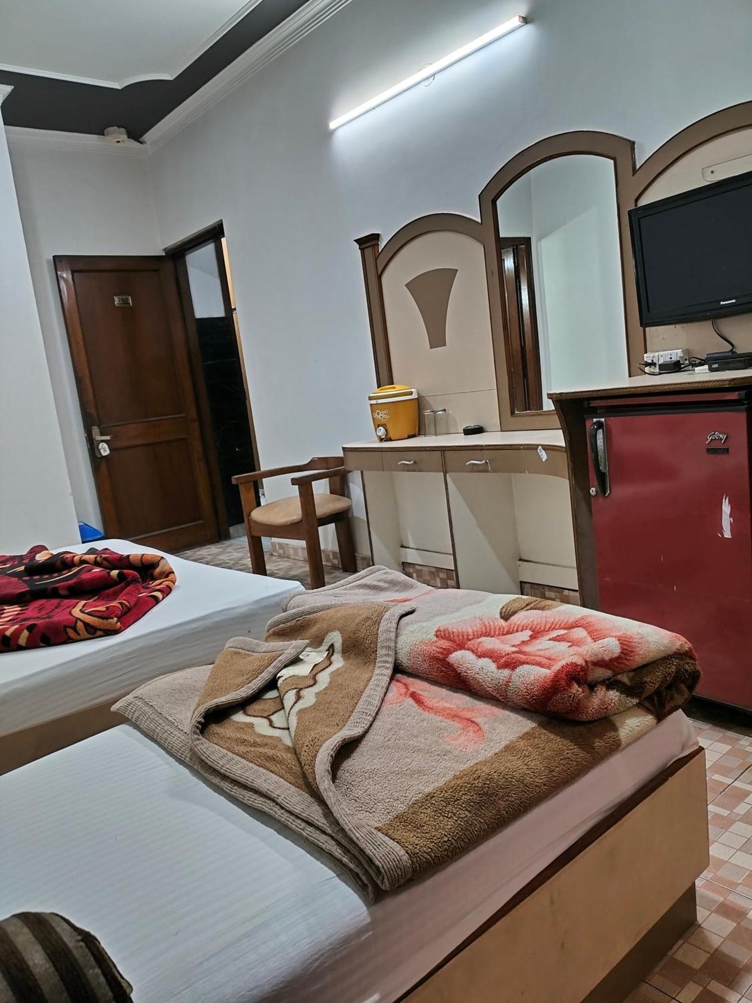 Hotel Yatri International Neu-Delhi Zimmer foto