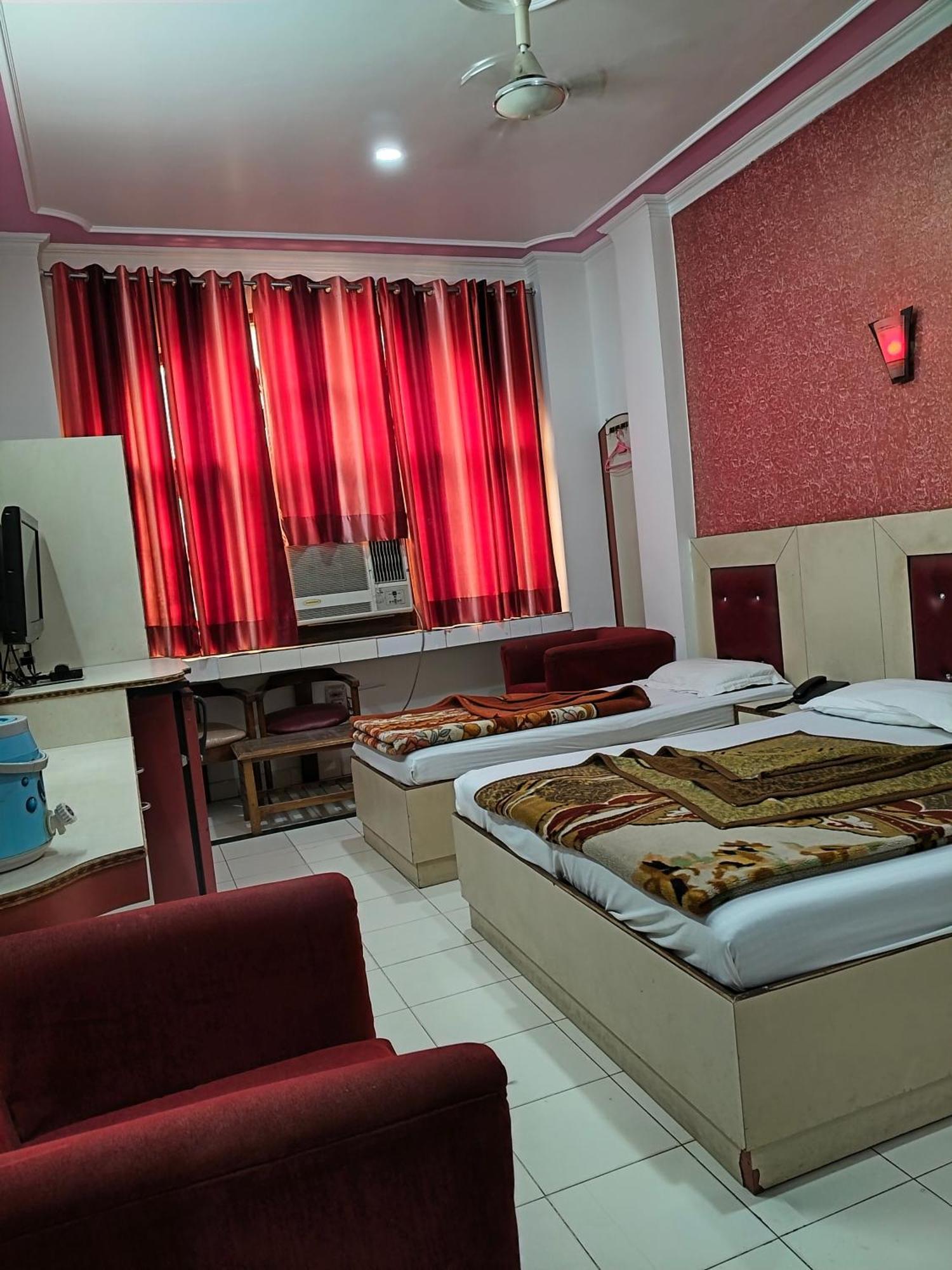 Hotel Yatri International Neu-Delhi Zimmer foto